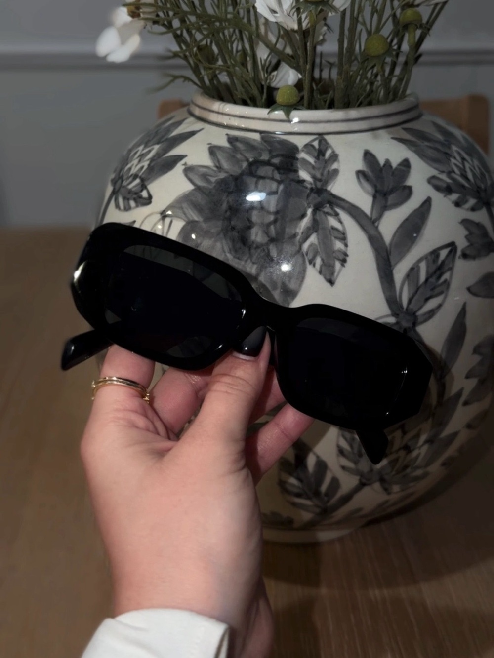 Black square sunglasses